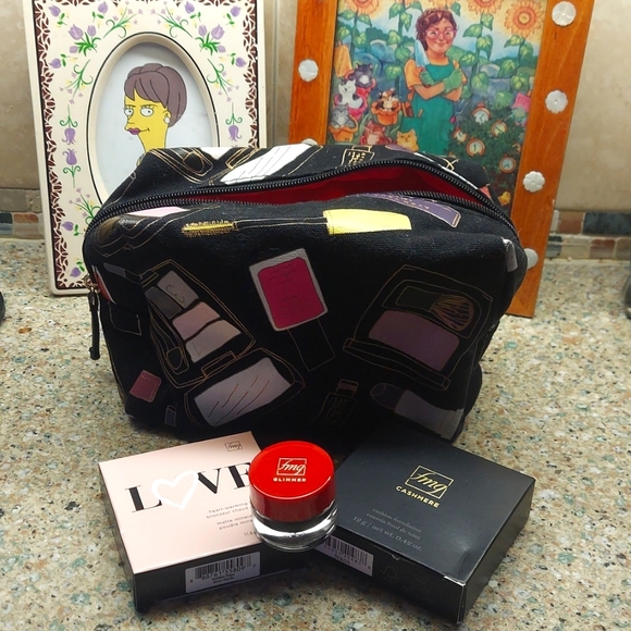 AVON Signature Makeup-Bag  w/ 3 Full Size AVON/(fmg) Makeup Products - Picture 15 of 15
